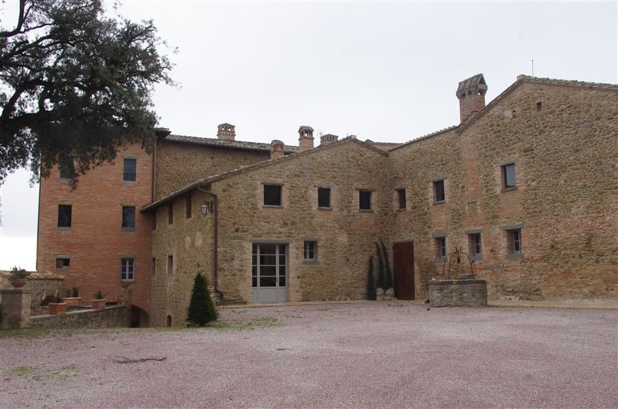 Scorcio sul borgo dal piazzale del castello