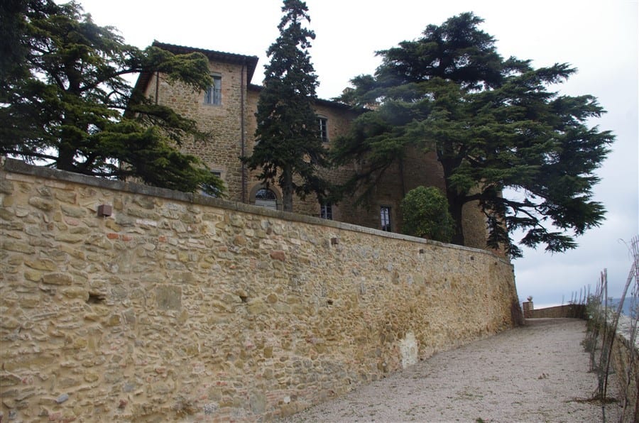 Mura del borgo di Montesperello al tramonto