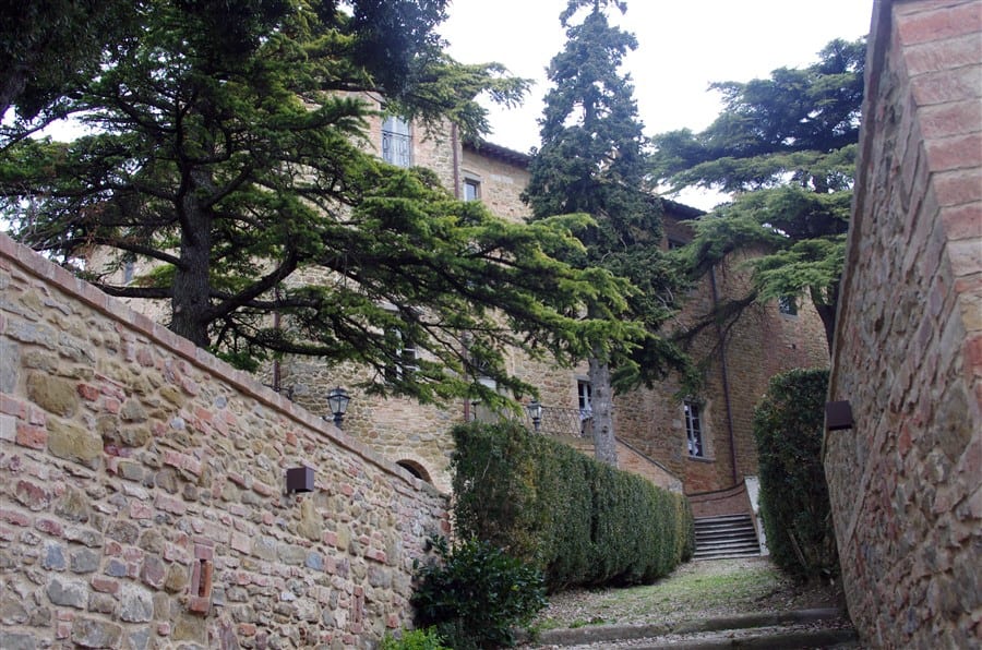 Vista panoramica del borgo di Montesperello dal versante sud