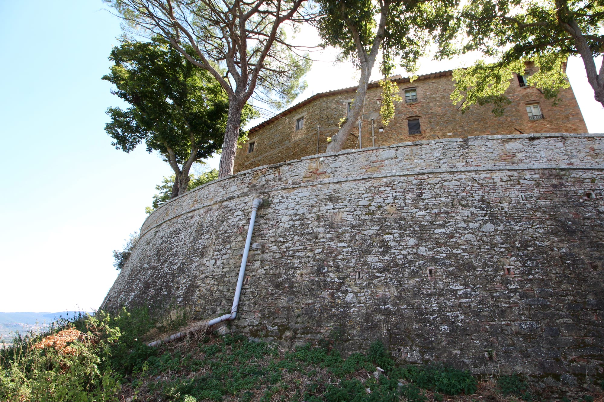 Castello di Montesperello — fronte principale, foto Wikimedia Commons