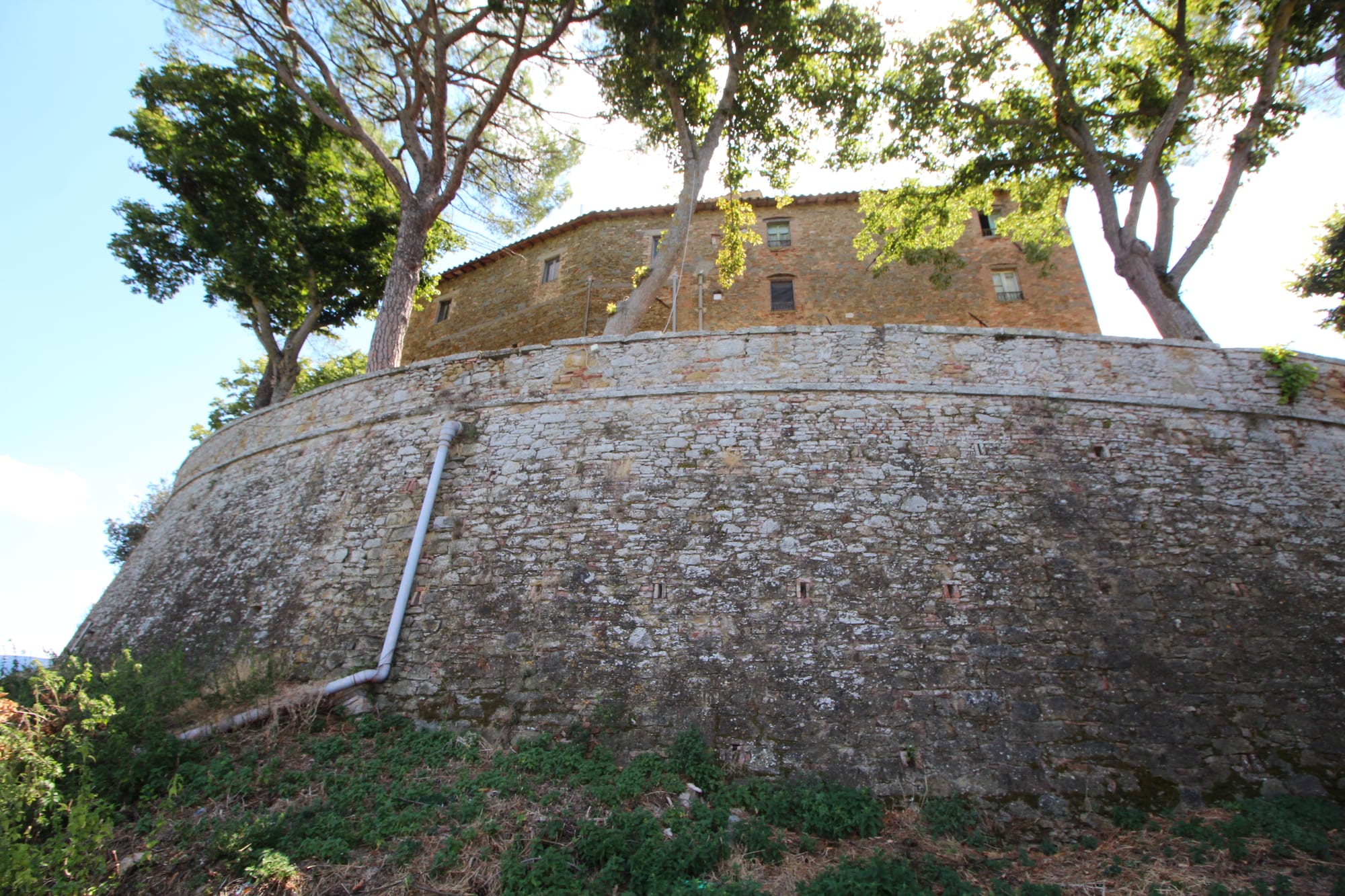 Castello di Montesperello — vista d'insieme con la collina