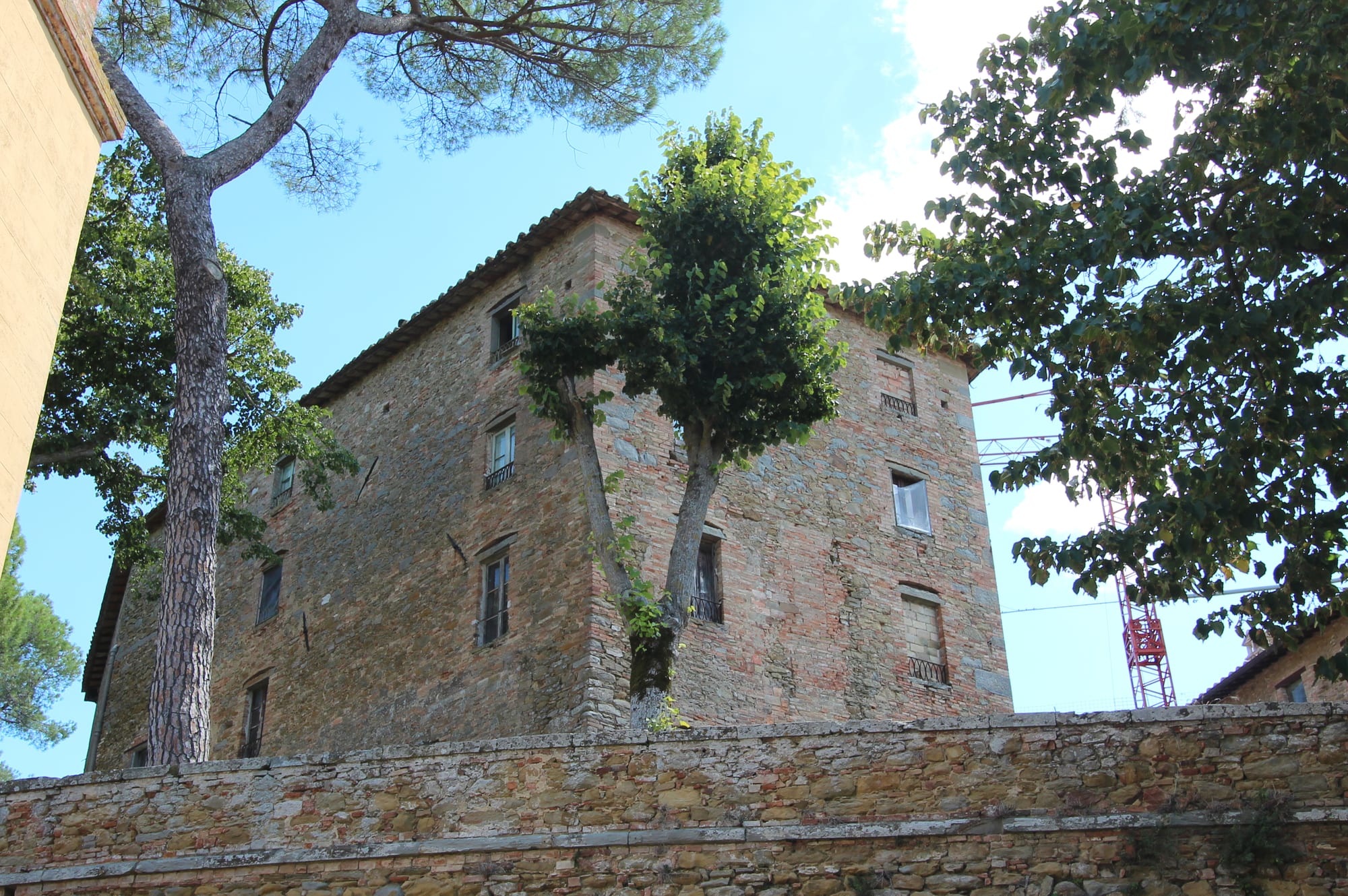 Castello di Montesperello — vista d'arrivo dalla strada panoramica
