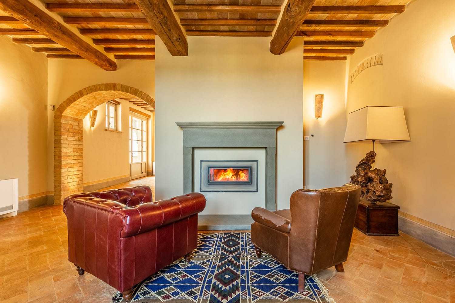 Loggia coperta del Castello di Montesperello con vista sul Trasimeno