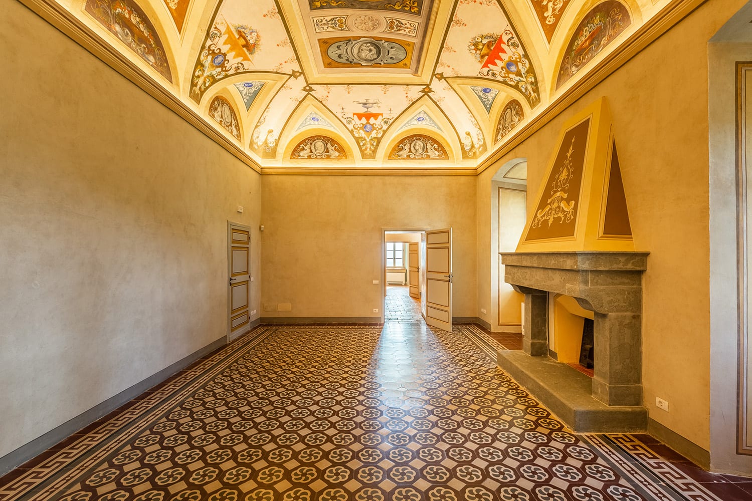 Salone nobiliare allestito con dettagli barocchi e scaloni interni