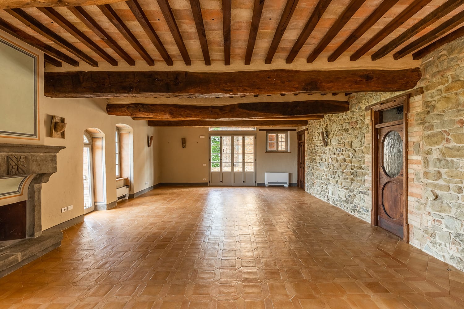 Tavolata cerimoniale nei saloni del castello