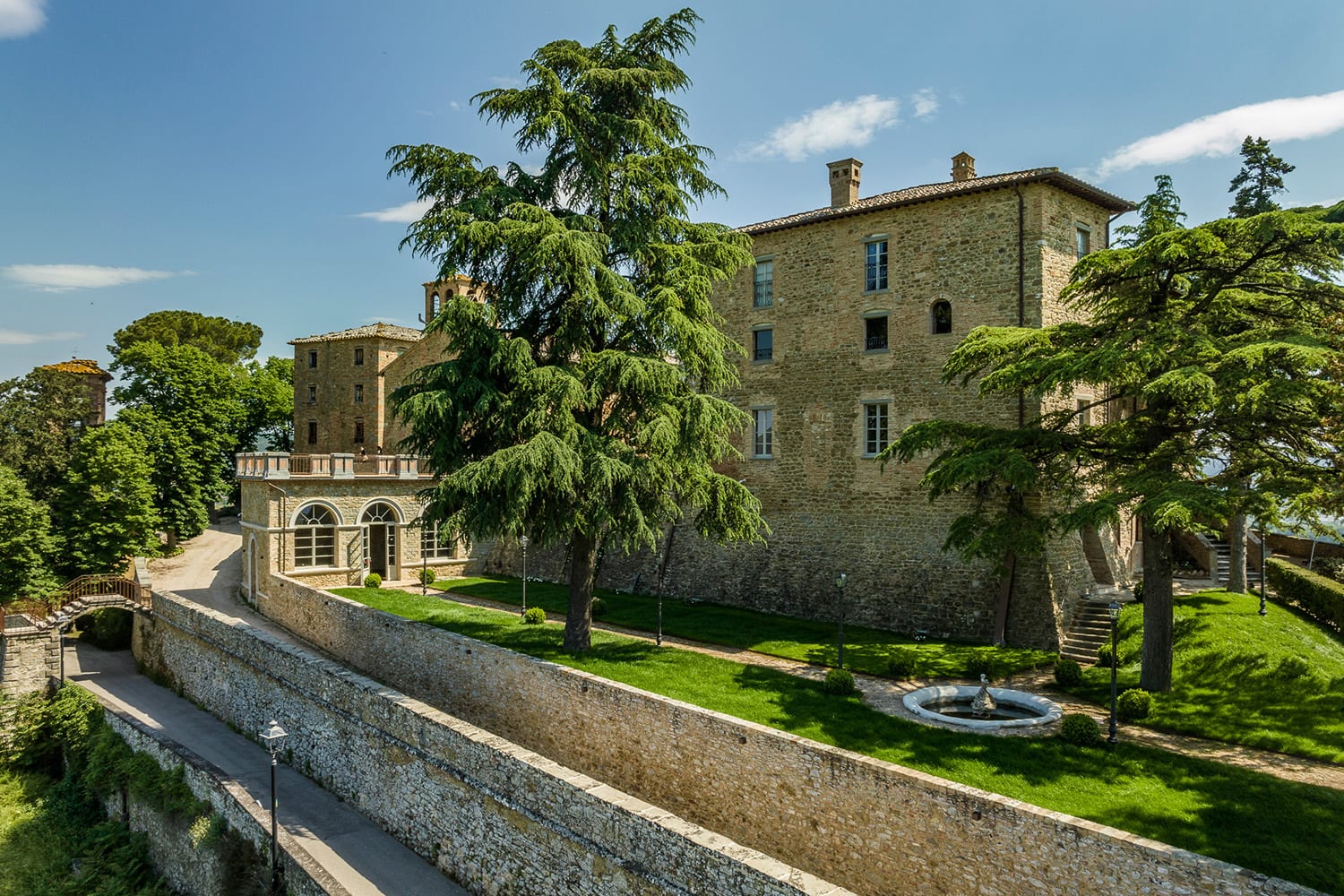 Viale d'accesso e parcheggio interno del castello