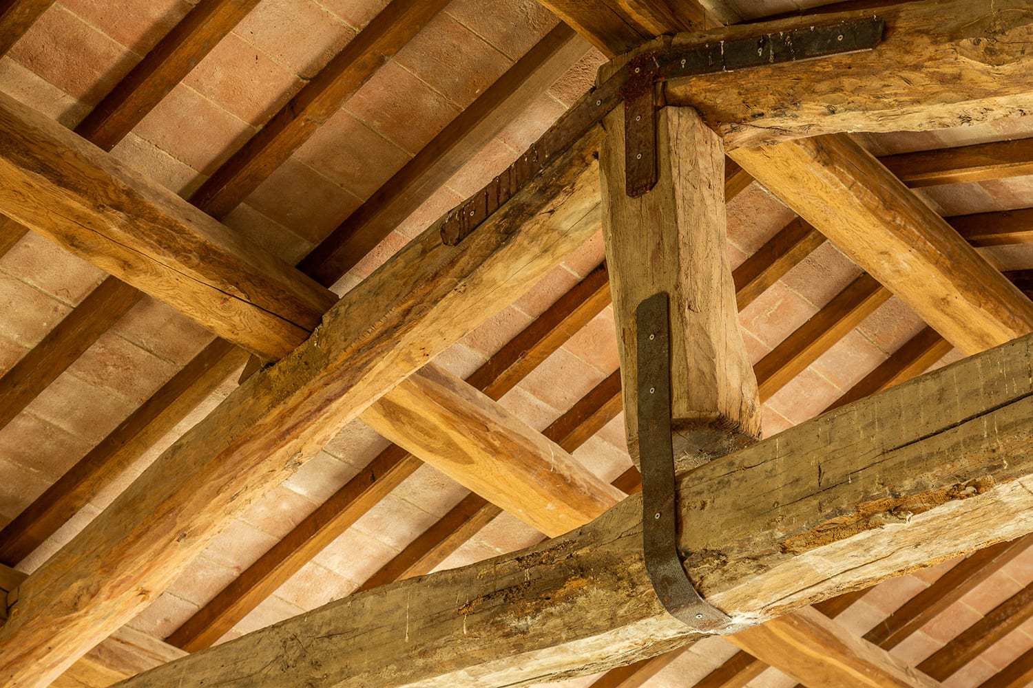 Soffitto in travi lignee originali in una stanza segreta
