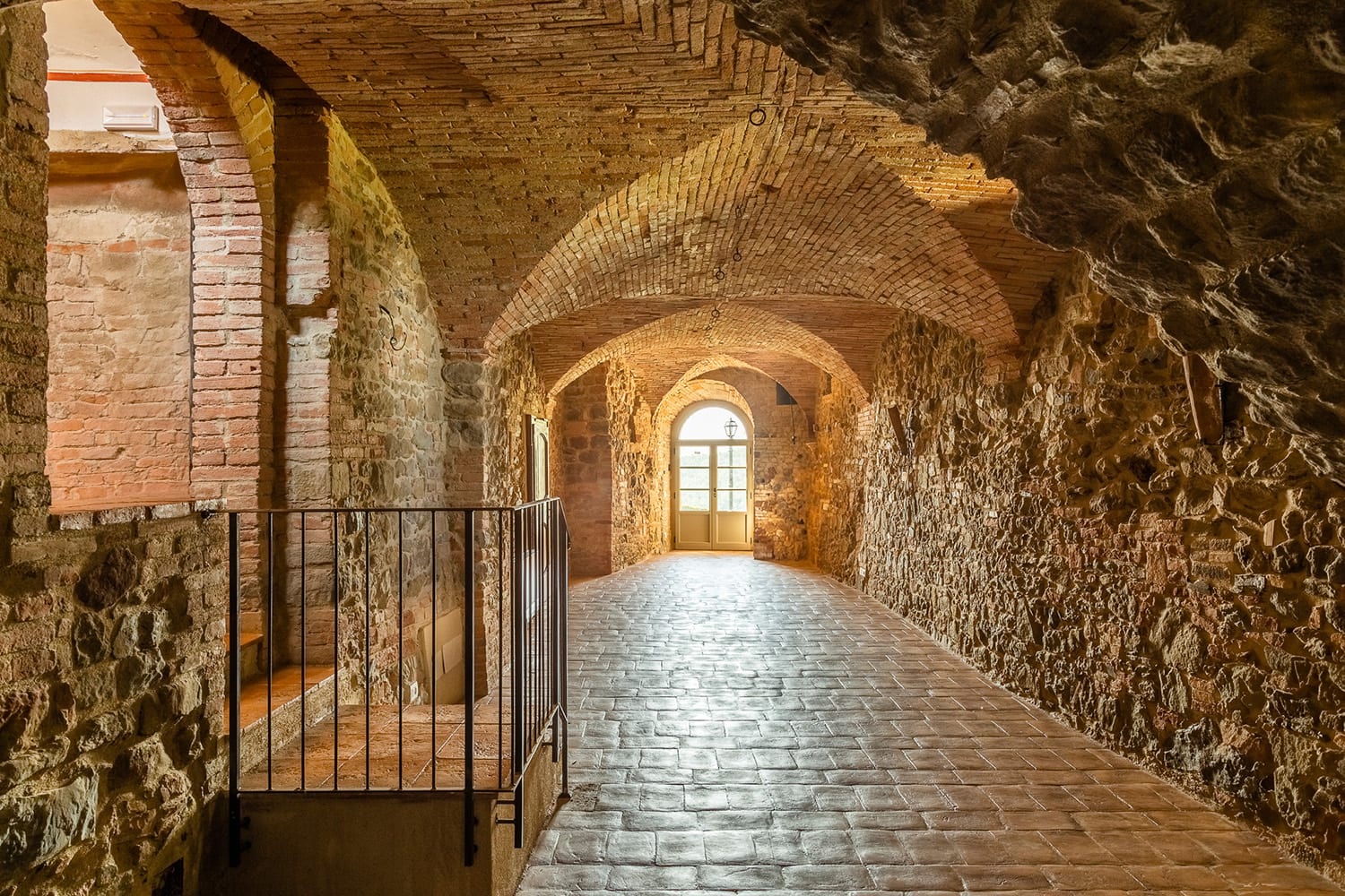 Cantine ipogee allestite per cena privata o degustazione