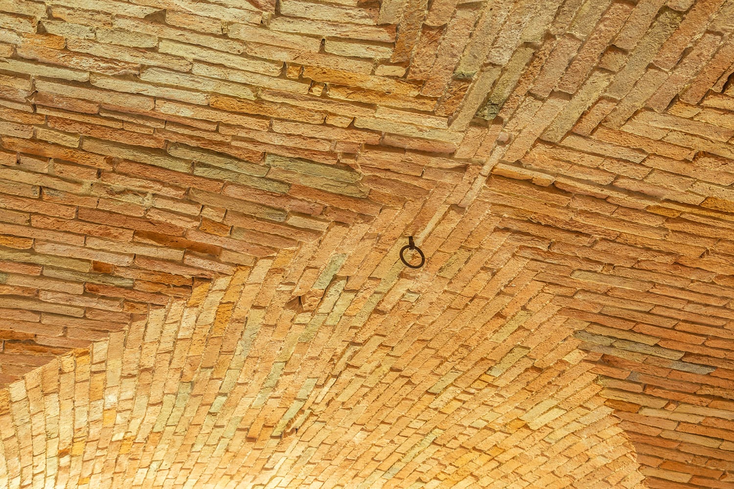 Stanza segreta del castello — atmosfera intima a lume di candela